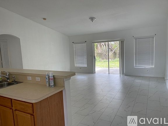 4th image of 1910 SE Floresta Dr