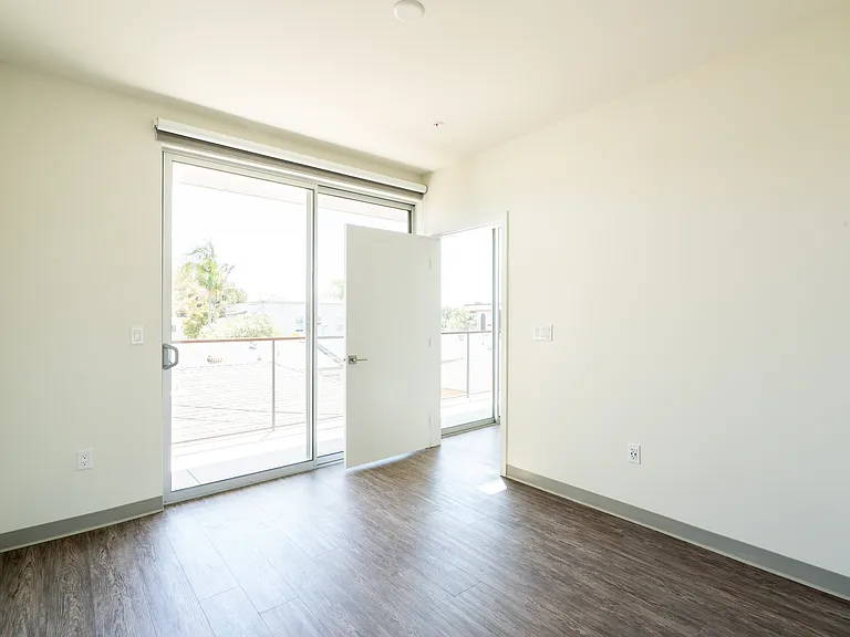 2828 Broadway — Photo 38