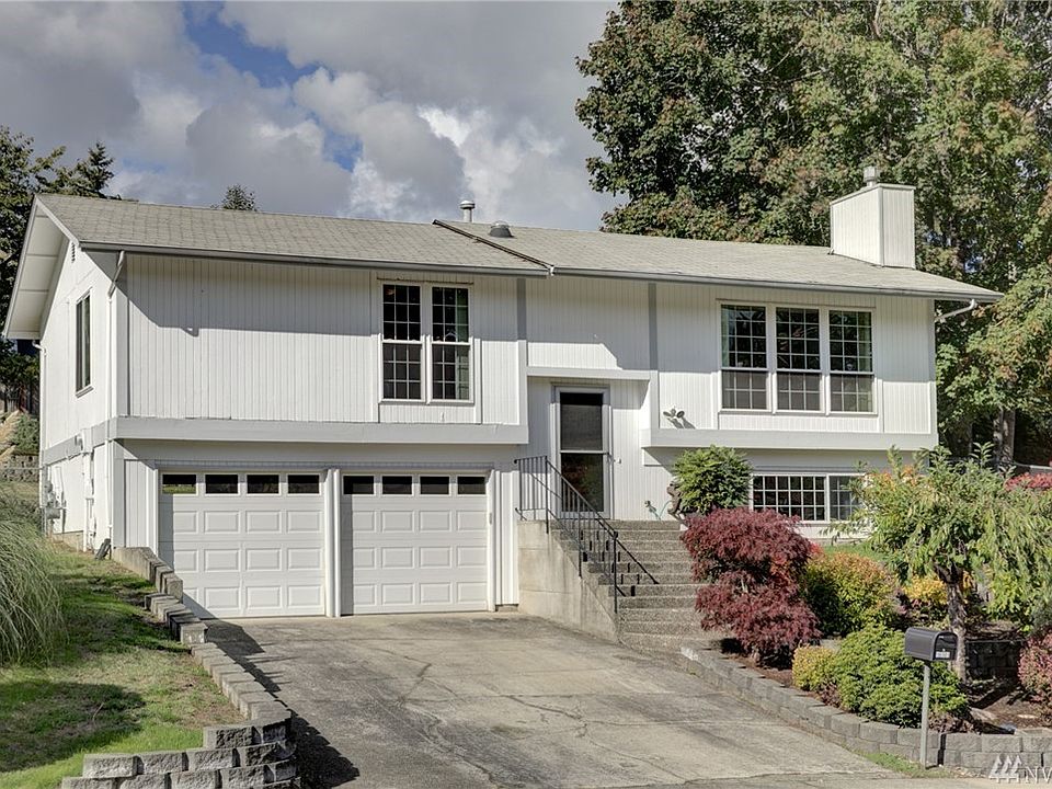 Beautifully updated Fairwood West home!