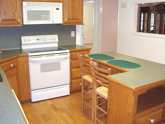 5th image of 126 Upper Lake Dr