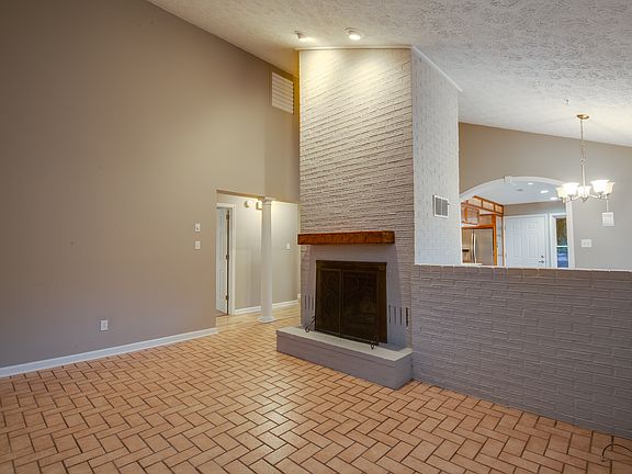 4th image of 1601 River Crest Dr