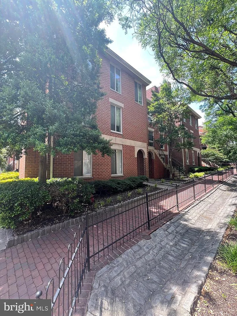 2 bed, 975 sqft, $2,000 — Photo 1