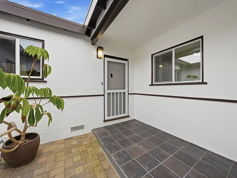 1326 Gates Ave — Photo 1