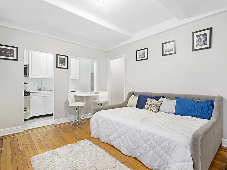 142 E 49th St #4D — Photo 3