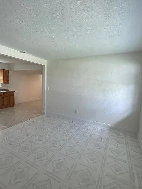 3 bed, 2.0 bath, 1037 sqft, $2,700 — Photo 4
