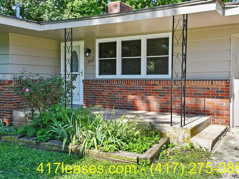 203 S White Oak Ave — Photo 6