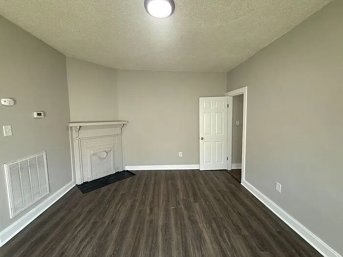 1 bed, 1.0 bath, 700 sqft, $895 — Photo 2