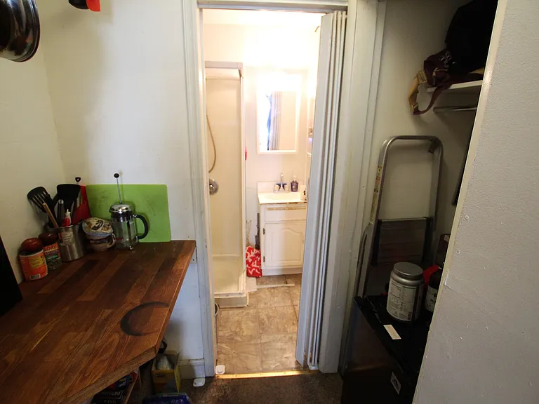 Private bedroom Building is located in a great area in fishtown — Photo 5