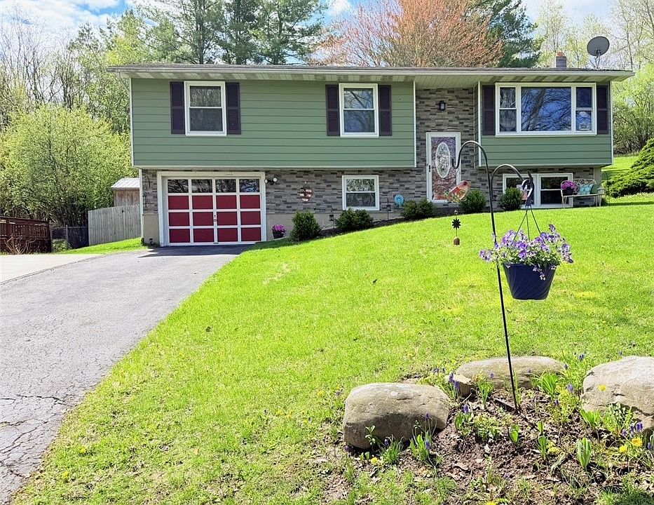1st image of 8 Briggs Dr