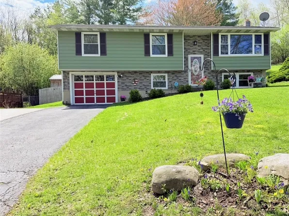 8 Briggs Dr, Auburn, NY 13021