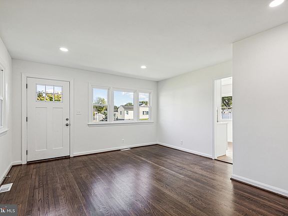 5th image of 805 Montclaire Ave