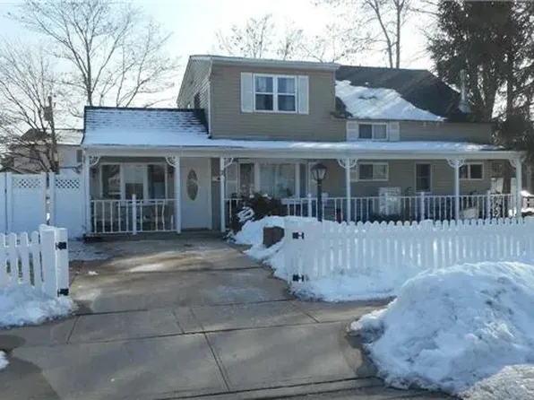 2 Rising Ln, Hicksville, NY 11801