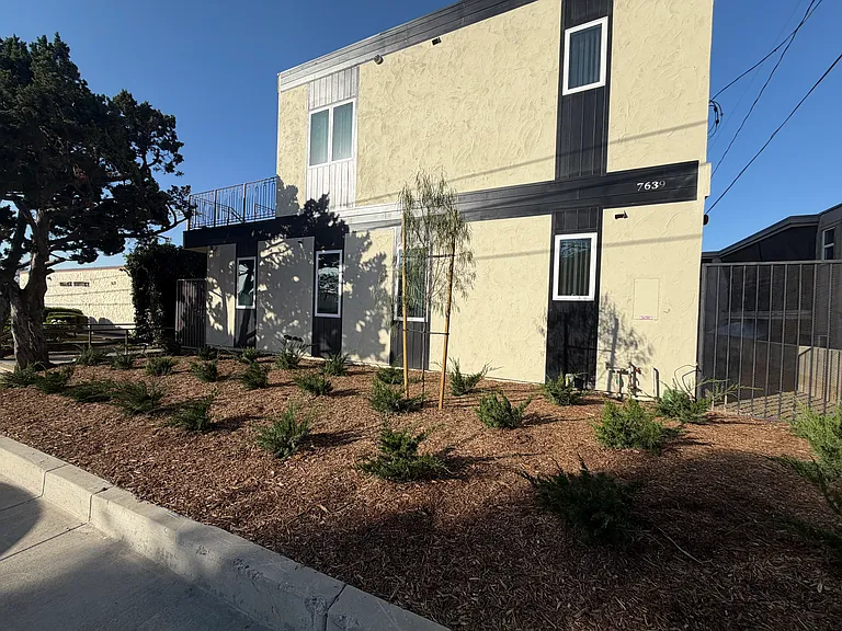 Village Whittier — Photo 33