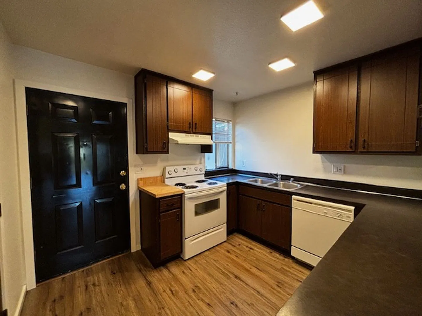 Rent Special - $250 Amazon Gift Card With Signed Lease! 2 Bedroom Townhouse Very Close To Wwu And... — Photo 4