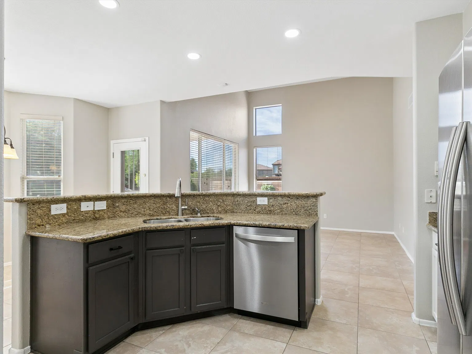 4 bed, 2127 sqft, $3,699 — Photo 3