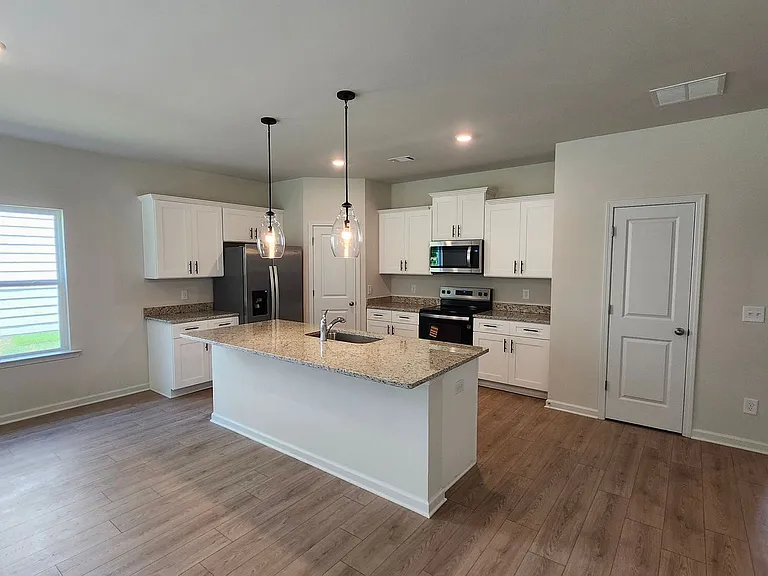 655 Mackenzie Cv — Photo 5