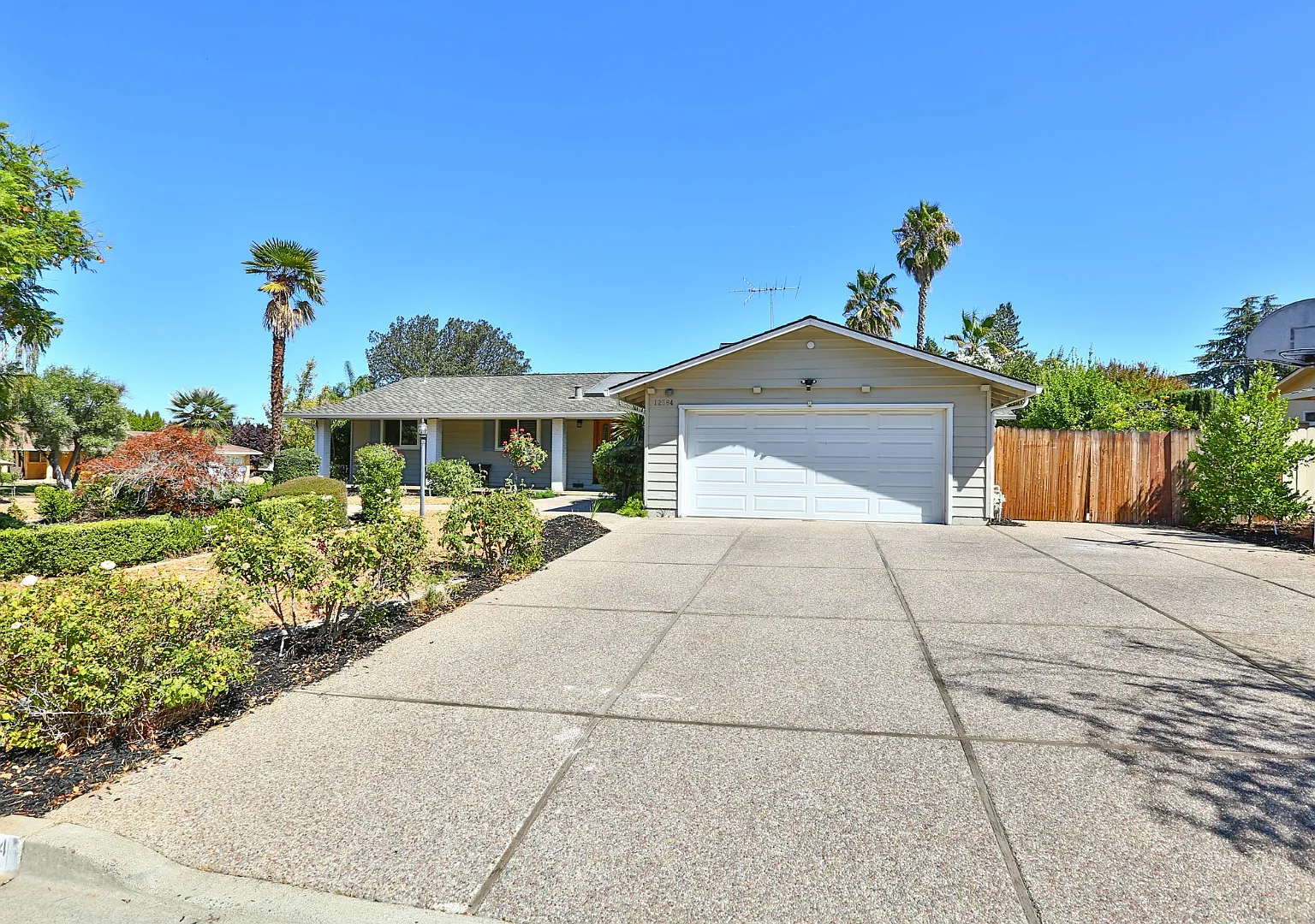 Saratoga single story home with Pool, and open Concept Living — Photo 3