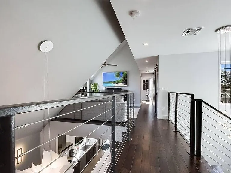 1802 W 10th St — Photo 15