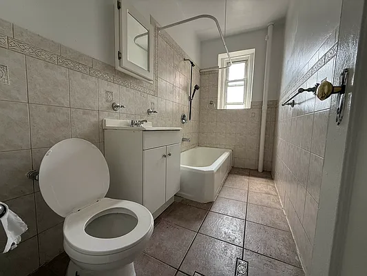 Bathroom, photo 1