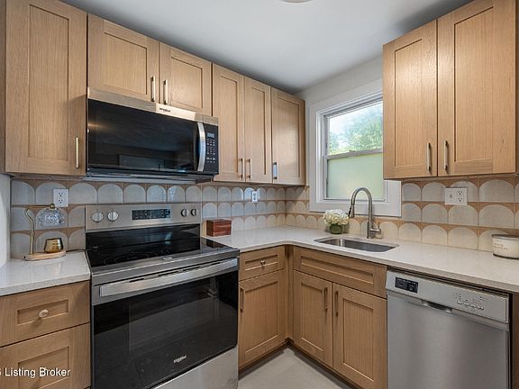 4th image of 664 Lynn St #102