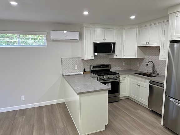 4th image of 2573-2573 S Bundy Dr