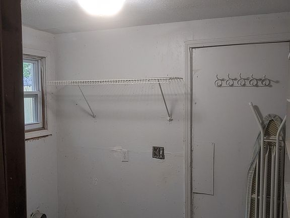 4th image of 591 SW Ward Rd