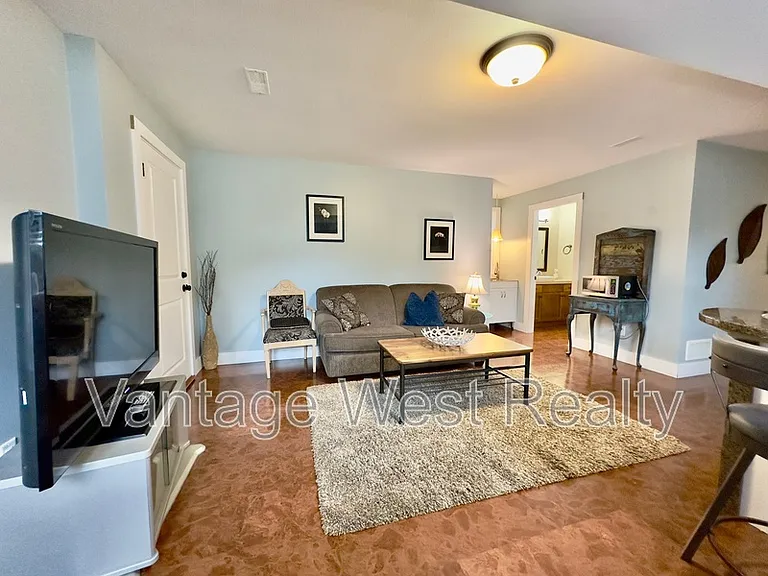 756B Wardlaw Ave — Photo 3