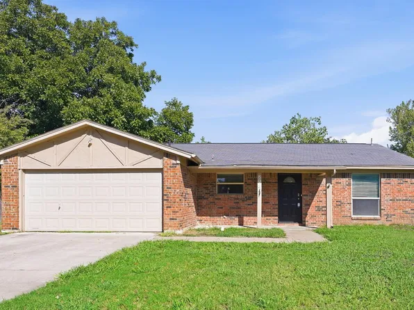 808 Judith St, Burleson, TX 76028