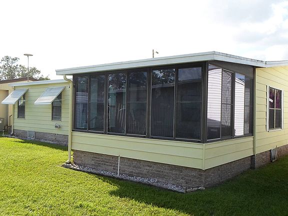 4th image of 272 Country Club Dr