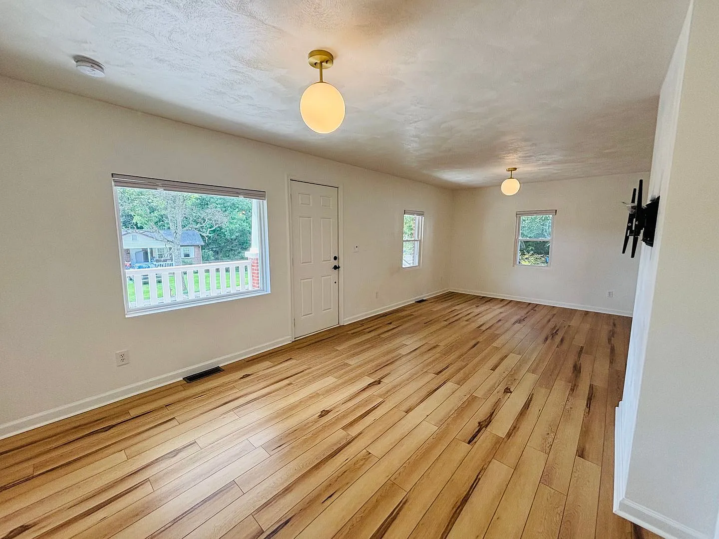 *Renovated Kitchen And Baths!* 2 Bedroom, 2.5 Bath House — Photo 4