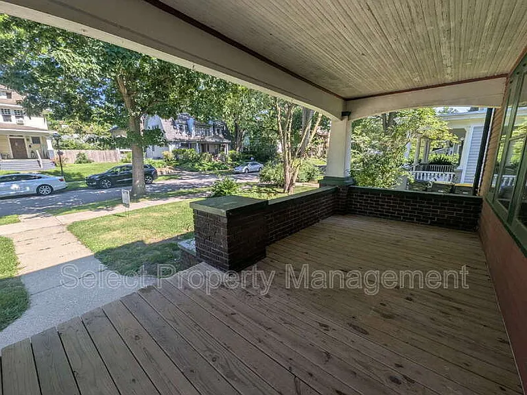 2526 Hoagland Ave — Photo 2