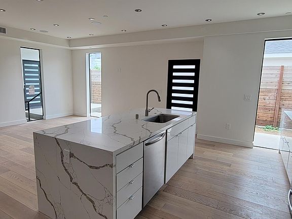 4th image of 920 California Ave #2