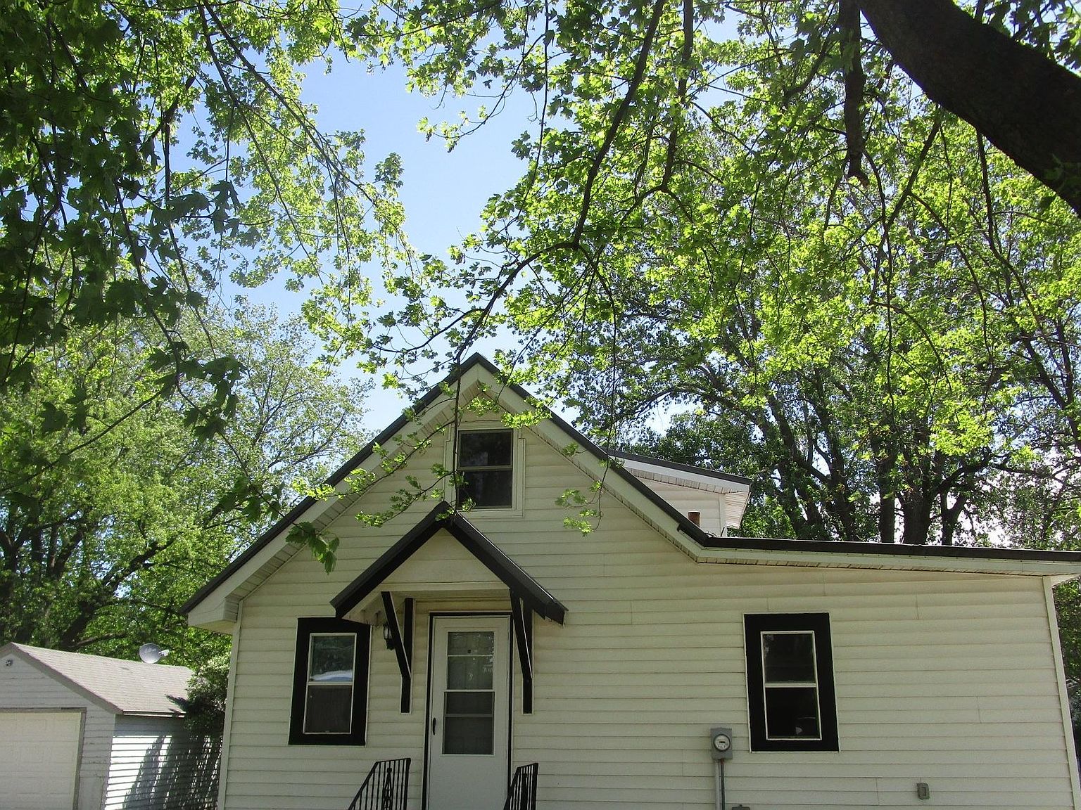 237 Mill Ave S, Blooming Prairie, MN 55917 Zillow