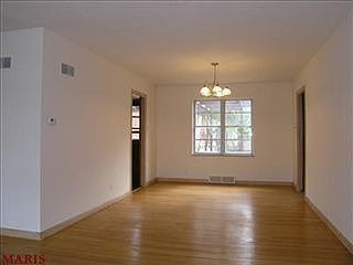 3rd image of 406 Claybrook Ln