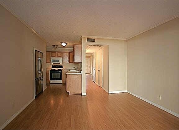 3rd image of 15910 Archwood Ln