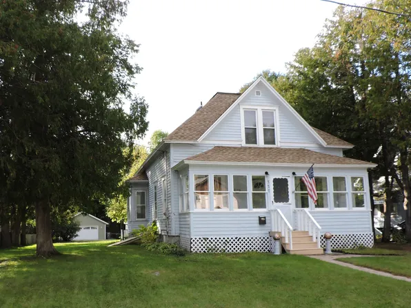 111 Maple St, Waupaca, WI 54981