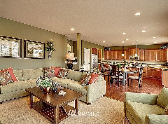 5th image of 547 Beachwood Court SW