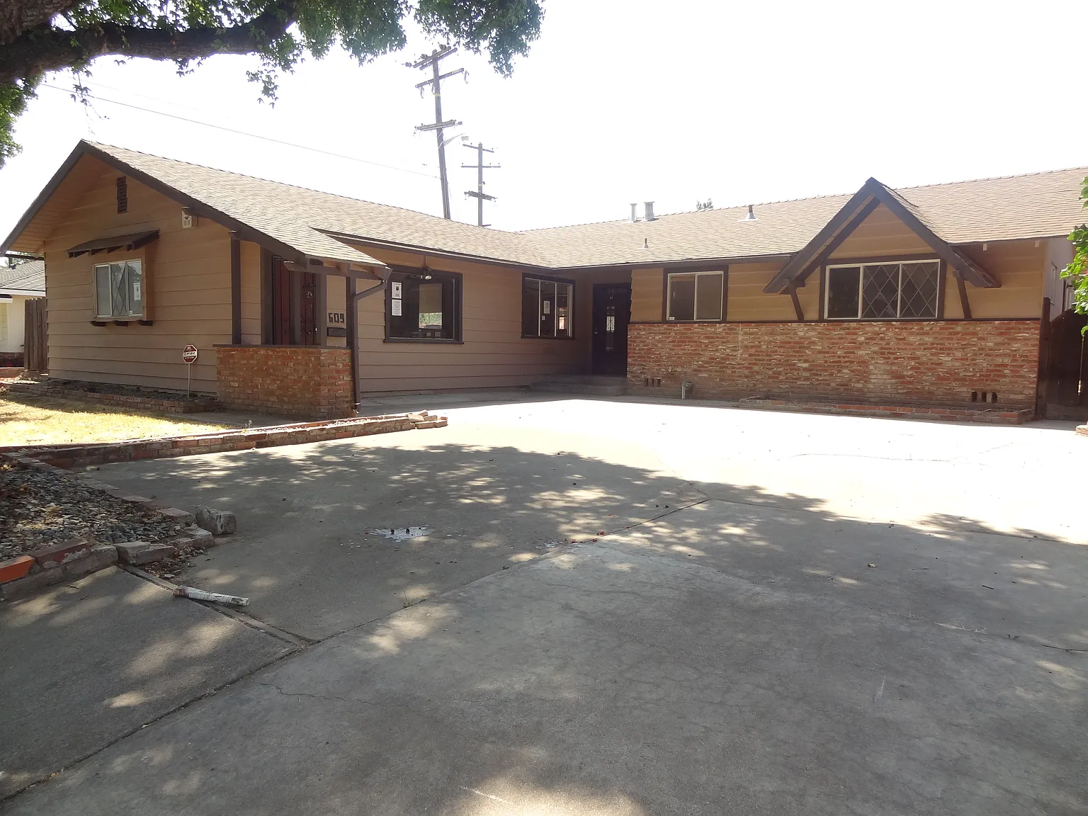 1609 Linwood Dr photo 1