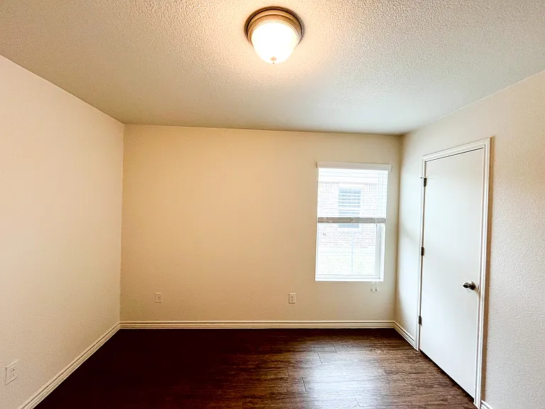 1515 Justin Loop #B — Photo 29
