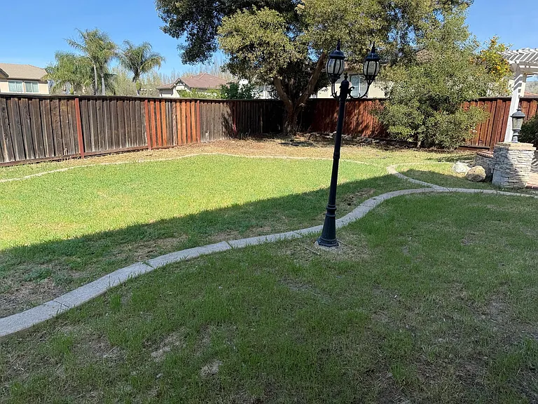 702 Samantha St — Photo 23