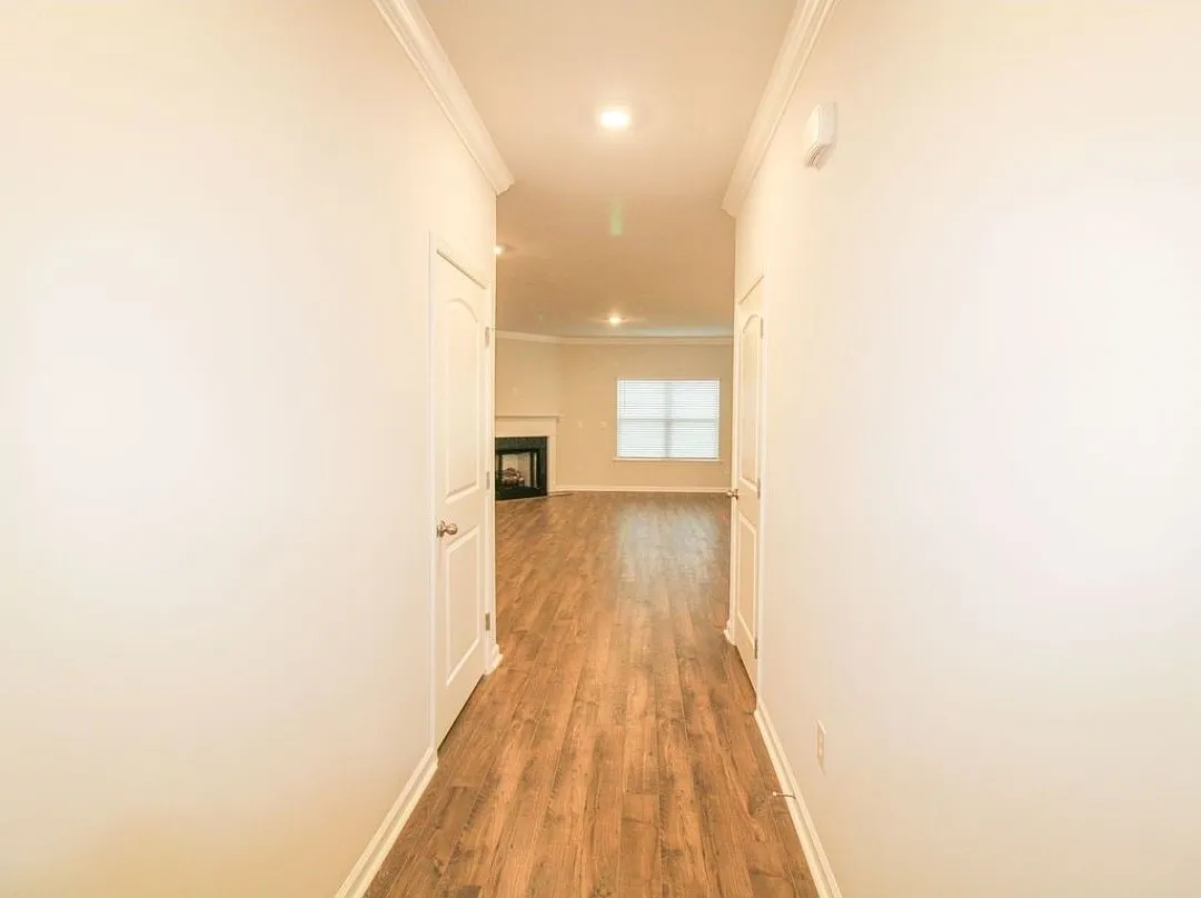 3 bed, 1570 sqft, $1,800 — Photo 2