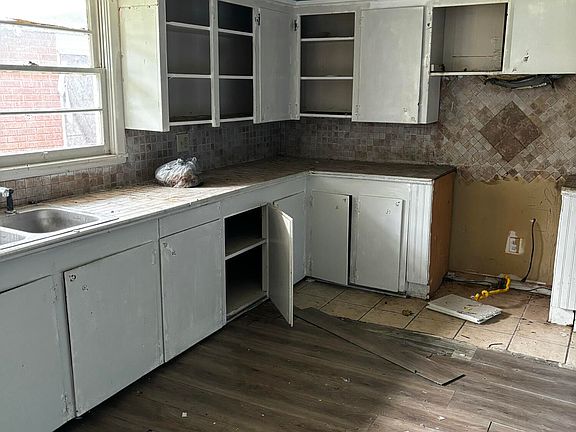 3rd image of 518 & 520 E Martin Luther King Dr