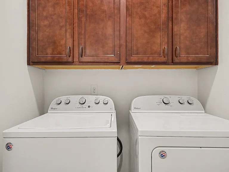1046 Hemlock Dr — Photo 32