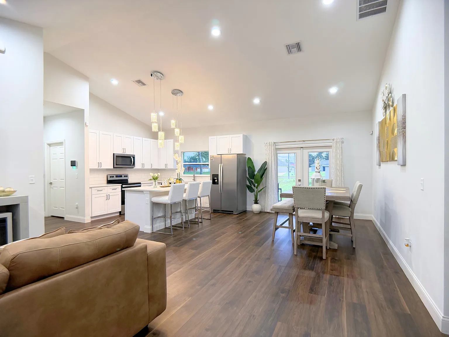 3 bed, 1464 sqft, $2,300 — Photo 3