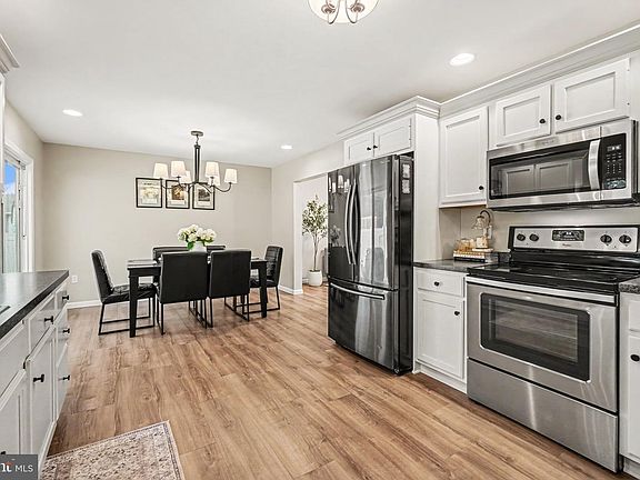 5th image of 223 Edgemont Ln