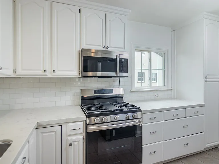 8129 Darby Ave — Photo 9