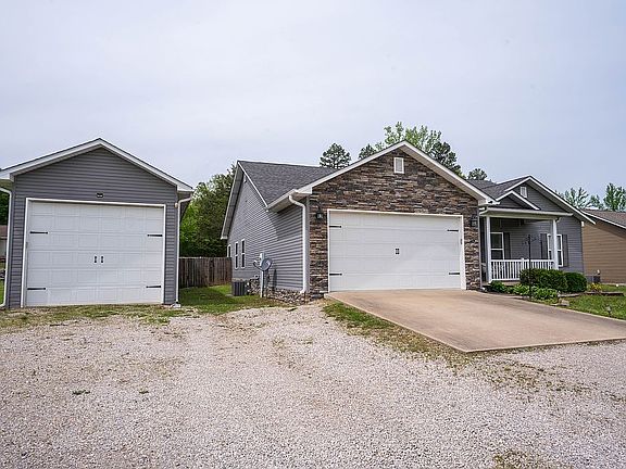4th image of 217 Crooked Pine Ln