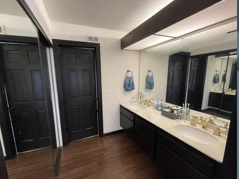 12802 Woodley Ave — Photo 4