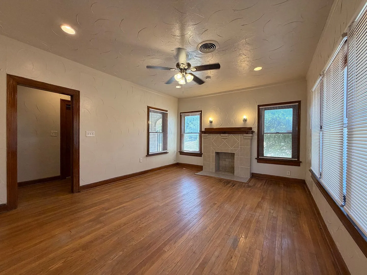 Available Now 3 Bed 2 Bath Home In Fort Worth — Photo 3