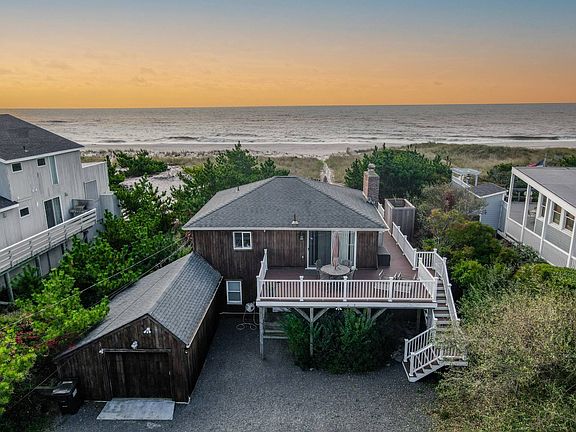 3rd image of 645 Dune Rd